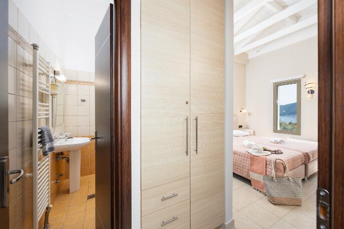 Twin bedroom with en suite bathroom and A/C . - Villa Irineos . (Photo Gallery) }}