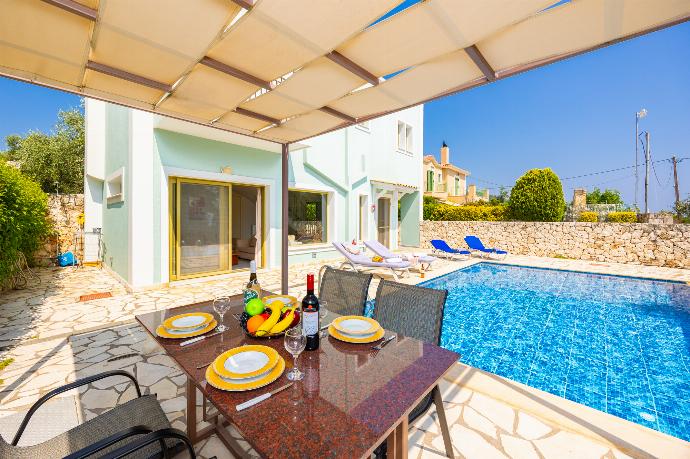 Sheltered terrace area . - Villa Pinelopi . (Photo Gallery) }}