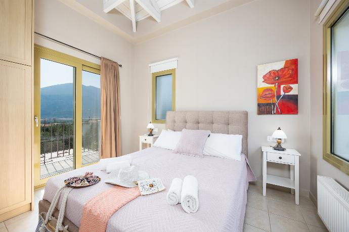 Double bedroom with en suite bathroom and A/C . - Villa Pinelopi . (Photo Gallery) }}