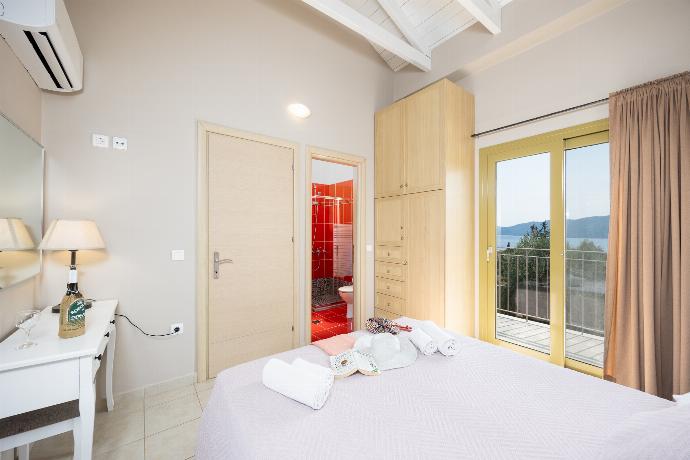 Double bedroom with en suite bathroom and A/C . - Villa Pinelopi . (Photo Gallery) }}