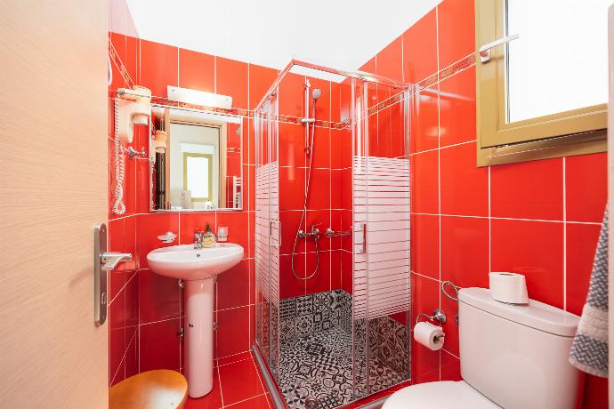 En suite bathroom with shower . - Villa Pinelopi . (Photo Gallery) }}