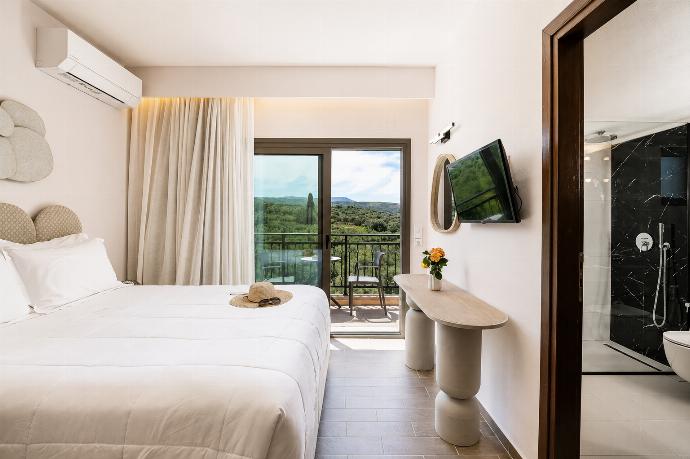 Double bedroom with en suite bathroom and A/C . - Villa Kyveli . (Photo Gallery) }}