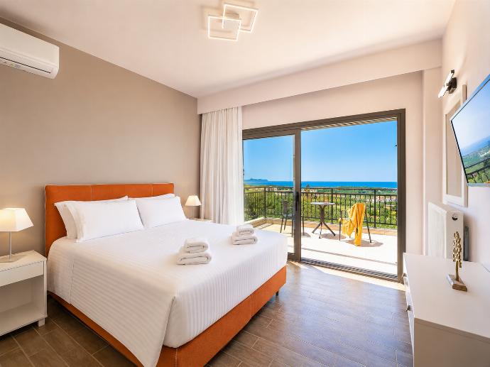 Double bedroom with en suite bathroom and A/C . - Villa Kyveli . (Photo Gallery) }}