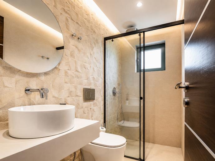 Double bedroom with en suite bathroom and A/C . - Villa Kyveli . (Photo Gallery) }}