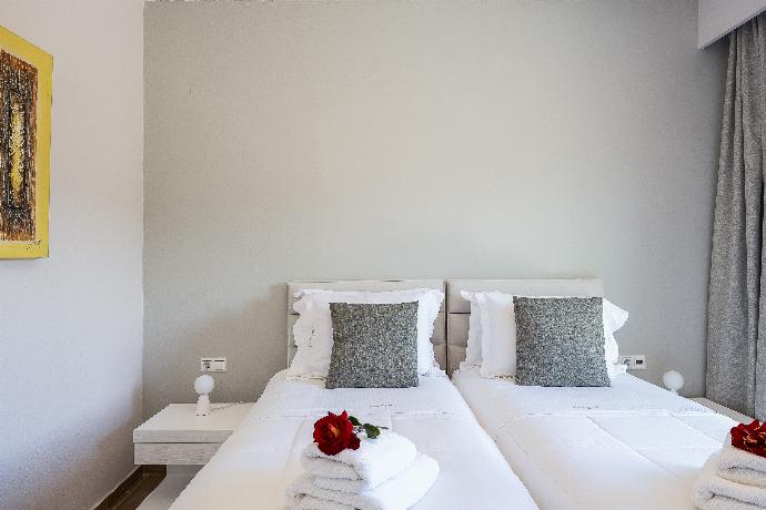 Twin bedroom with en suite bathroom and A/C . - Villa Kyveli . (Photo Gallery) }}