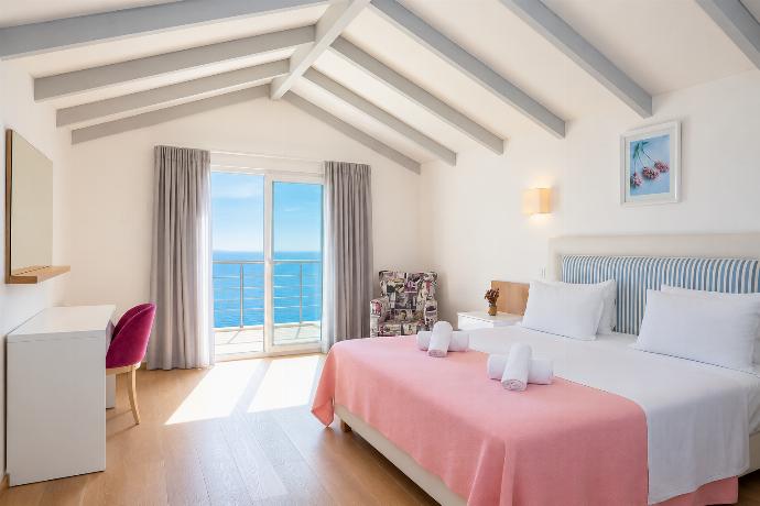 Double bedroom with en suite bathroom and A/C . - Villa Penelope . (Photo Gallery) }}