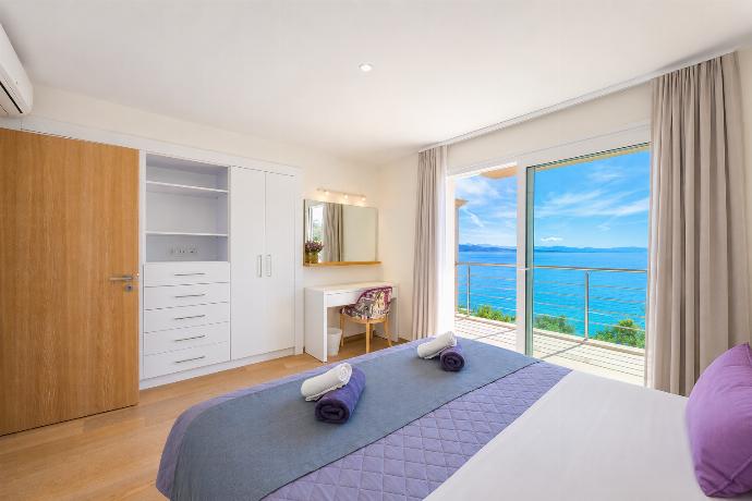 Double bedroom with A/C . - Villa Penelope . (Photo Gallery) }}