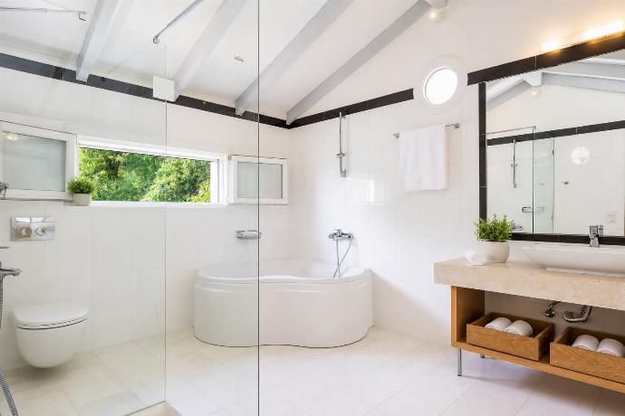 En suite bathroom with bath . - Villa Penelope . (Photo Gallery) }}