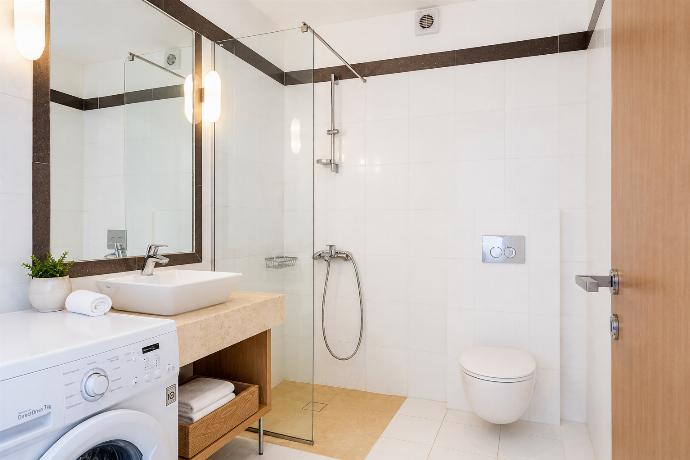 Family bathroom with shower . - Villa Penelope . (Photo Gallery) }}