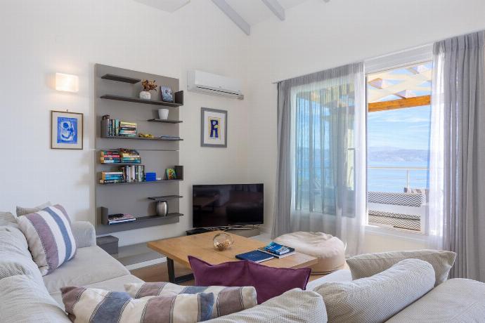  . - Villa Odysseus . (Photo Gallery) }}