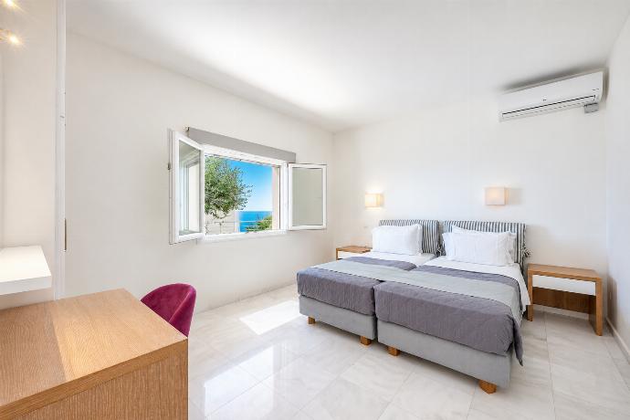  . - Villa Odysseus . (Photo Gallery) }}