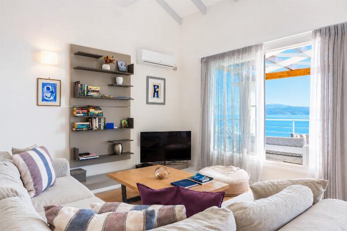  . - Villa Odysseus . (Photo Gallery) }}
