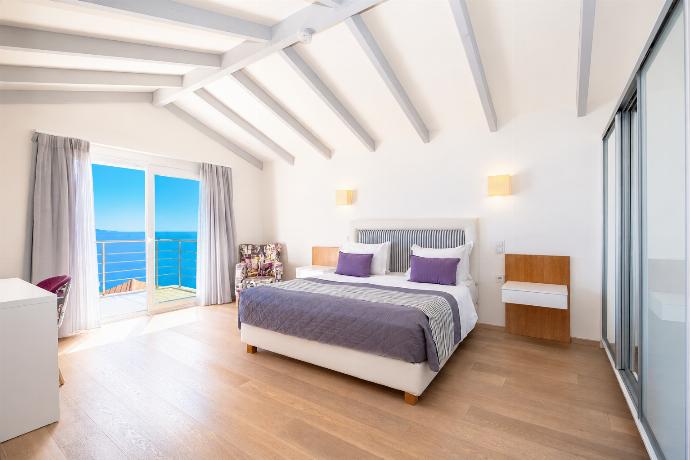  . - Villa Odysseus . (Photo Gallery) }}