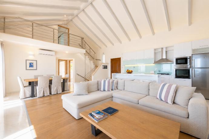  . - Villa Odysseus . (Photo Gallery) }}