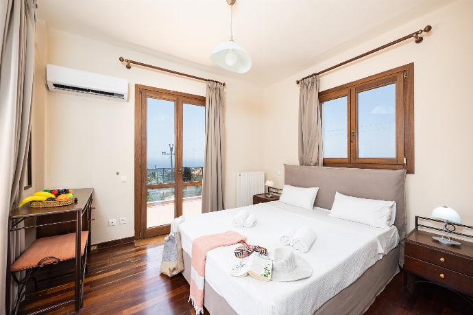 Double bedroom with en suite bathroom and A/C . - Ilios Kefalonia . (Photo Gallery) }}