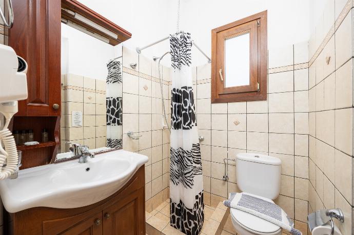 Family bathroom with shower . - Ionian Blue . (Photo Gallery) }}