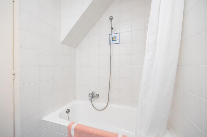 Family bathroom with bath and shower . - Villa Penelope Sea View . (Photo Gallery) }}