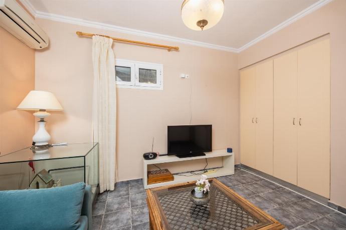 Downstairs apartment: living room with sofa, A/C, WiFi internet, and satellite TV . - Villa Penelope Sea View . (Photo Gallery) }}