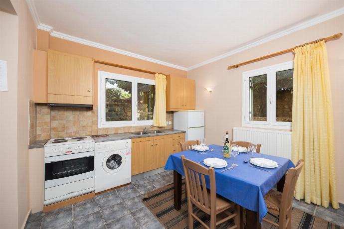 Downstairs apartment: equipped kitchen with dining area . - Villa Penelope Sea View . (Photo Gallery) }}