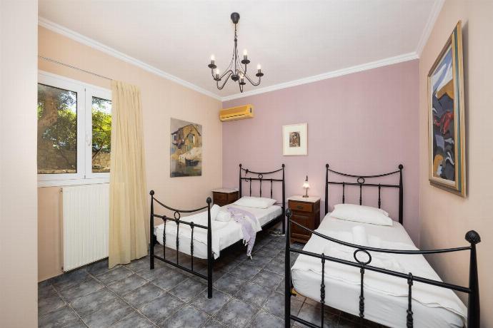 Downstairs apartment: twin bedroom with A/C . - Villa Penelope Sea View . (Photo Gallery) }}
