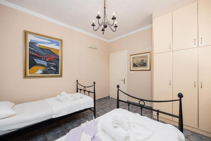 Downstairs apartment: twin bedroom with A/C . - Villa Penelope Sea View . (Photo Gallery) }}