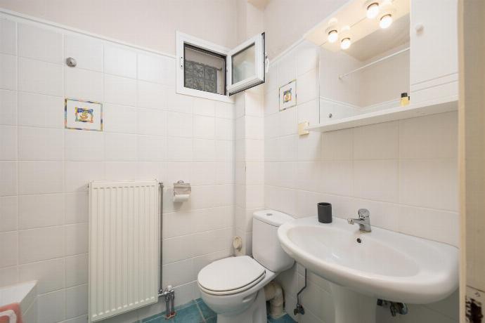 Downstairs apartment: family bathroom with bath and shower . - Villa Penelope Sea View . (Photo Gallery) }}