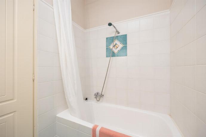Downstairs apartment: family bathroom with bath and shower . - Villa Penelope Sea View . (Photo Gallery) }}