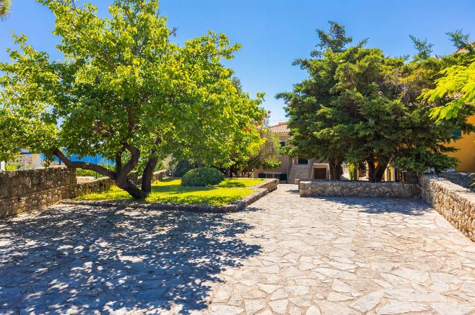 Private parking area . - Villa Penelope Sea View . (Photo Gallery) }}