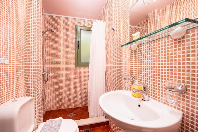 En suite bathroom with shower . - Villa Atlantis . (Photo Gallery) }}