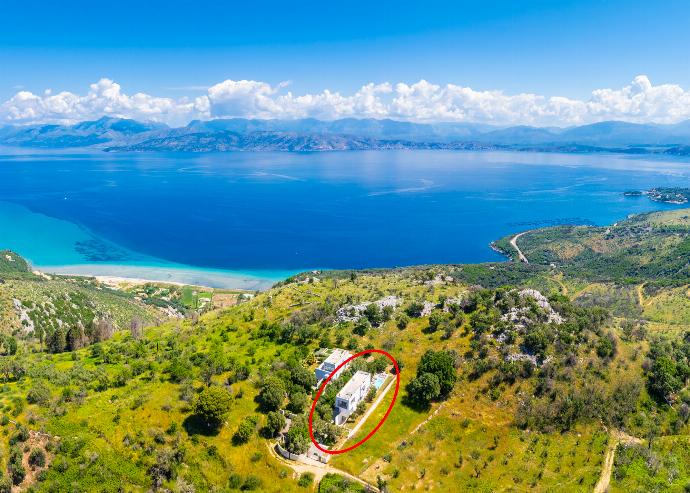 Aerial view showing location of villa . - Villa Voukithro . (Fotogalerie) }}