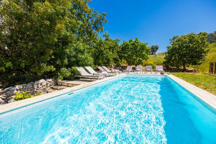 Private pool and terrace . - Villa Voukithro . (Fotogalerie) }}