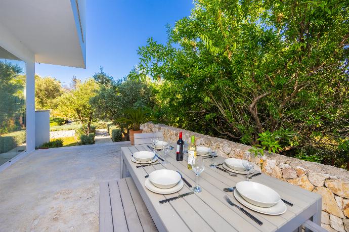 Terrace area . - Villa Voukithro . (Fotogalerie) }}