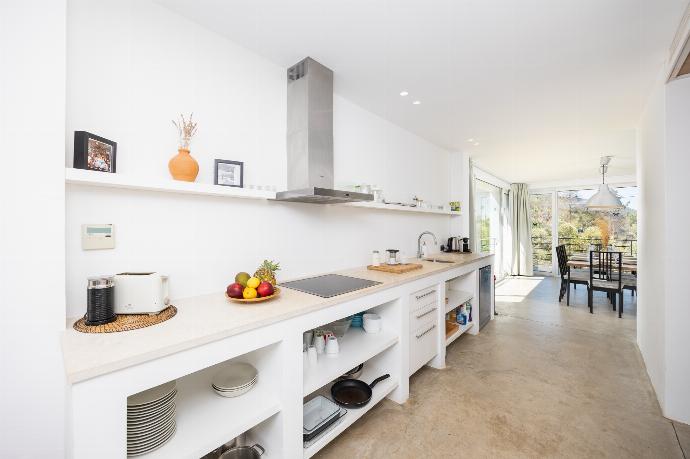 Equipped kitchen . - Villa Voukithro . (Fotogalerie) }}