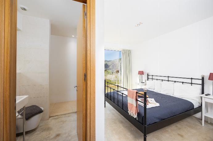 Double bedroom with en suite bathroom and A/C . - Villa Voukithro . (Fotogalerie) }}