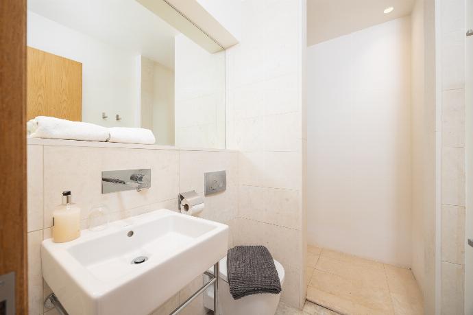 En suite bathroom with shower . - Villa Voukithro . (Fotogalerie) }}