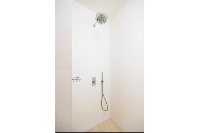 En suite bathroom with shower . - Villa Voukithro . (Fotogalerie) }}