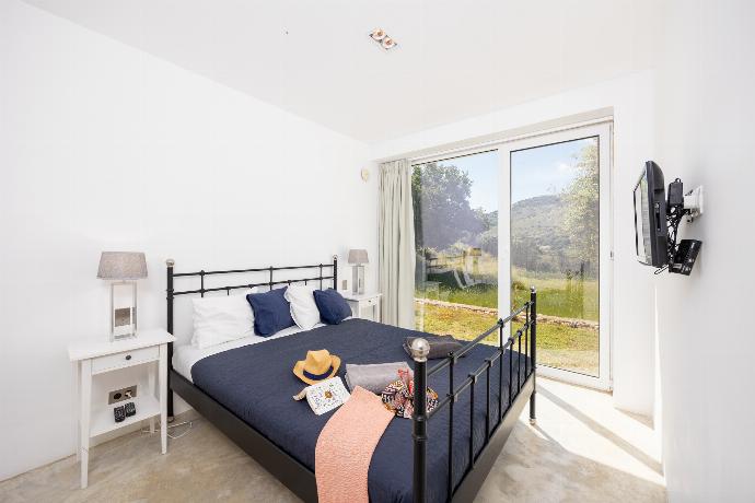 Double bedroom with en suite bathroom and A/C . - Villa Voukithro . (Fotogalerie) }}