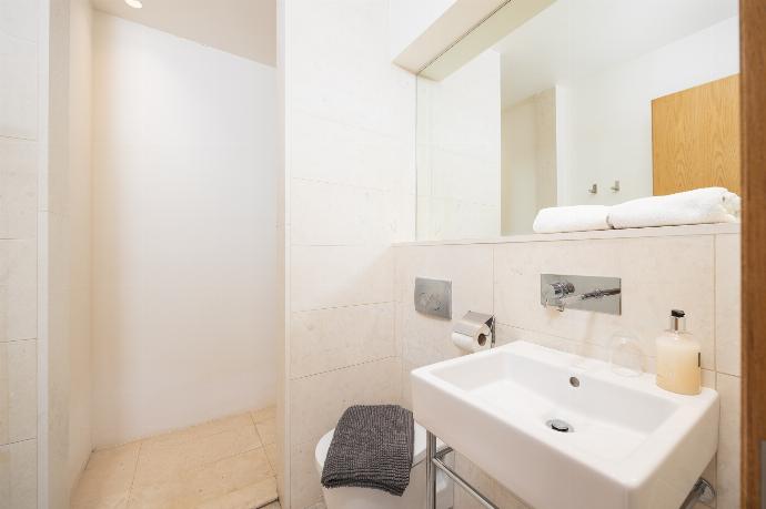 En suite bathroom with shower . - Villa Voukithro . (Fotogalerie) }}