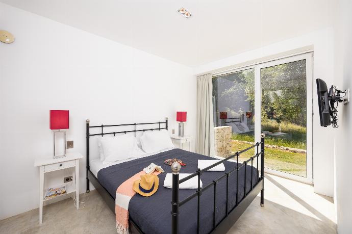 Double bedroom with en suite bathroom and A/C . - Villa Voukithro . (Fotogalerie) }}