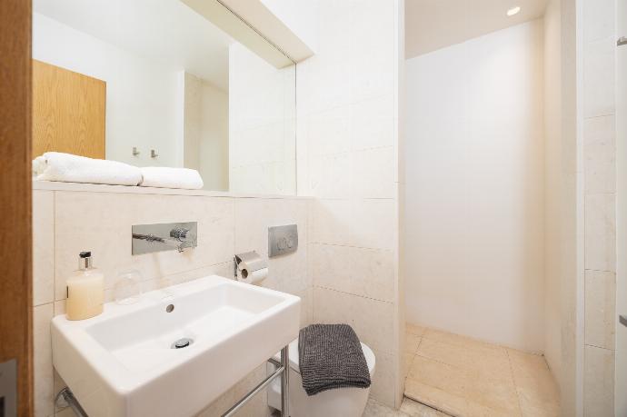 En suite bathroom with shower . - Villa Voukithro . (Fotogalerie) }}