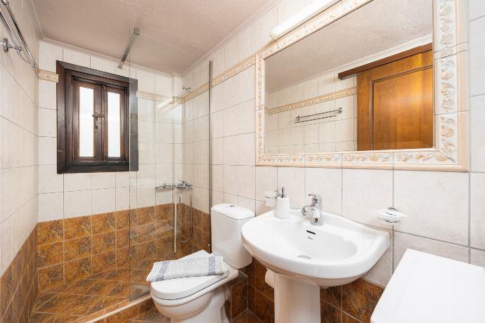 Unit 1: family bathroom with shower . - Panorama II Villas . (Photo Gallery) }}