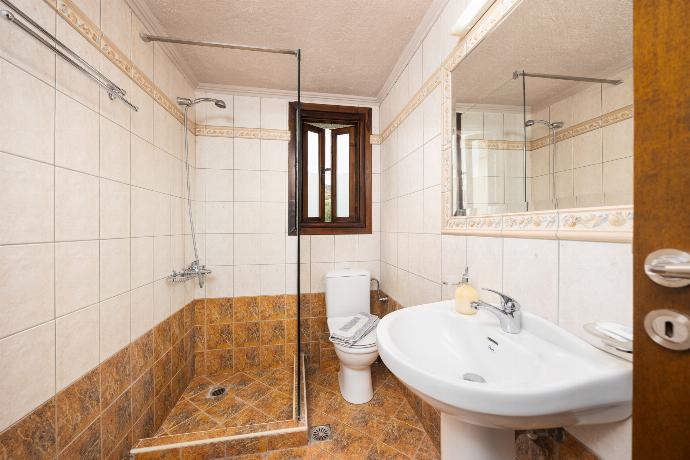 Unit 2: family bathroom with shower . - Panorama II Villas . (Photo Gallery) }}