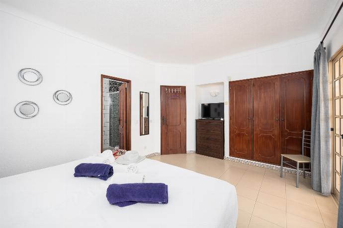 Double bedroom with en suite bathroom and A/C . - Villa Baltin . (Галерея фотографий) }}