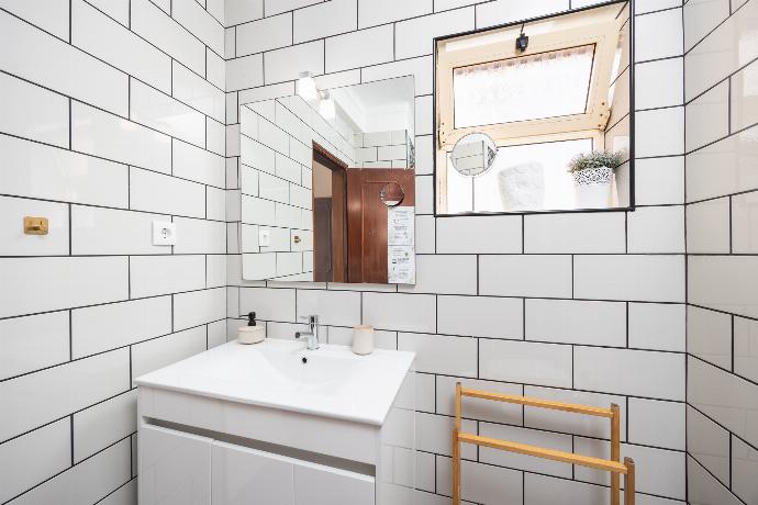 En suite bathroom with shower . - Villa Baltin . (Галерея фотографий) }}