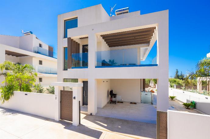 Entrance to villa . - Villa Infinity Theo . (Photo Gallery) }}