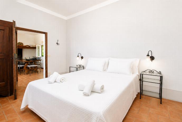 Double bedroom with A/C . - Casale del Conte . (Galería de imágenes) }}