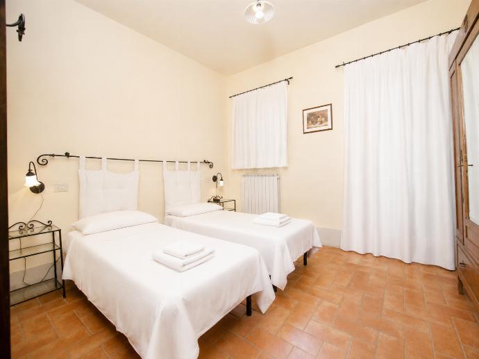 Twin bedroom with A/C . - Casale del Conte . (Galería de imágenes) }}