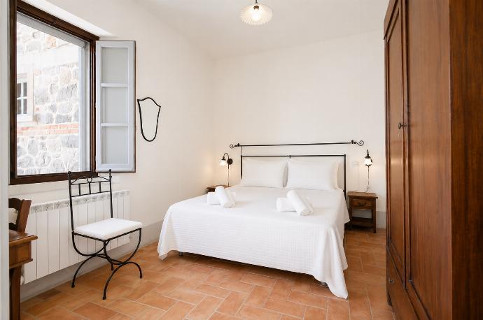 Double bedroom with A/C . - Casale del Conte . (Galería de imágenes) }}
