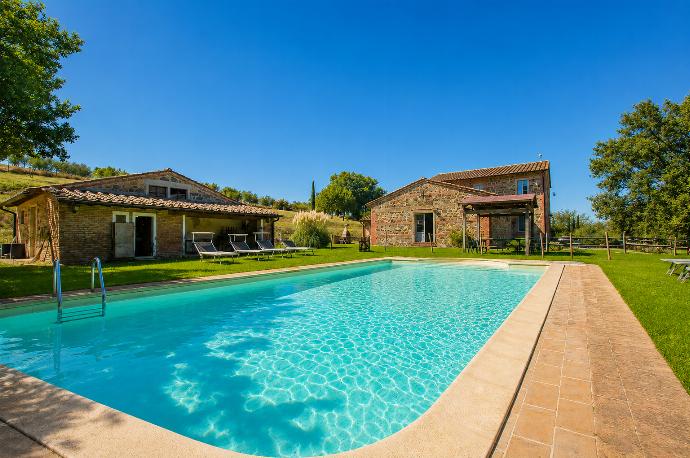 Private pool and terrace . - Casale del Conte . (Galería de imágenes) }}