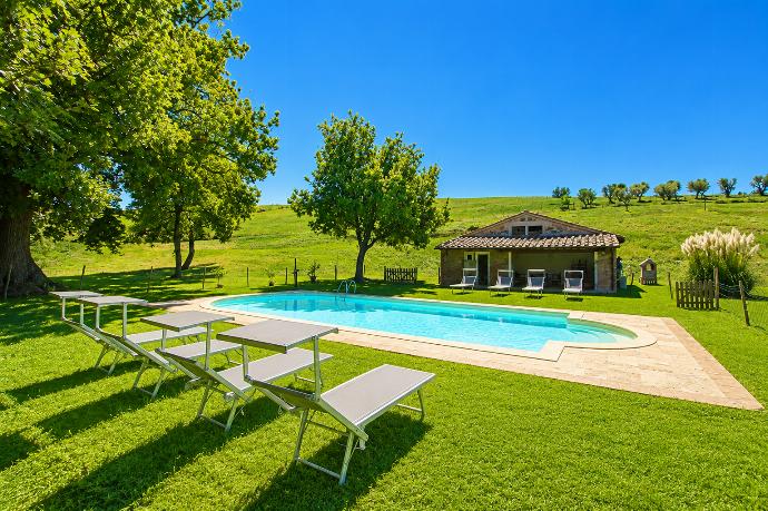 Private pool, terrace and garden . - Casale del Conte . (Galería de imágenes) }}